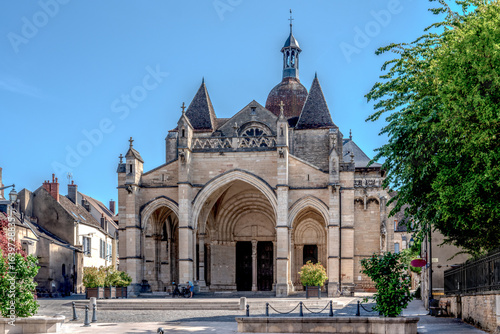 Fototapeta Naklejka Na Ścianę i Meble -  France, city of Beaune,  the medieval basilica in the old city center. 