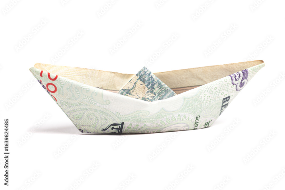 Obraz premium Money origami boat with One hundred rupee note (Indian currency) isolated on white