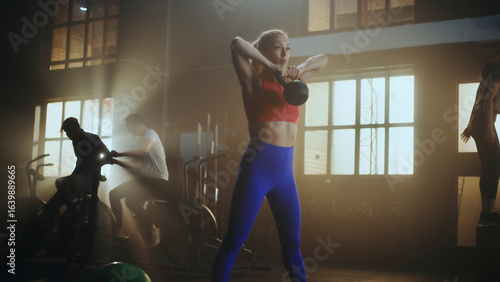 Canvastavla Determined sportswoman lifting kettlebell during intense cross training workout