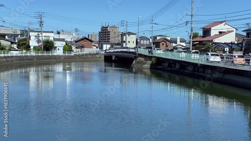 Wallpaper Mural 青空の下で静かに流れる町の川 Torontodigital.ca