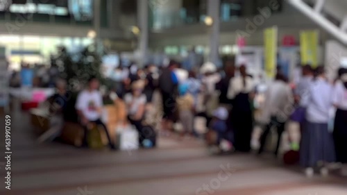 商業施設のイベント会場に集まる人々