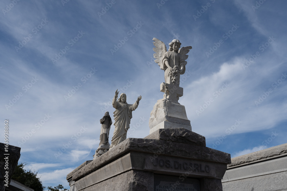 Obraz premium Angel and Religious Statues in New Orleans Cemetery