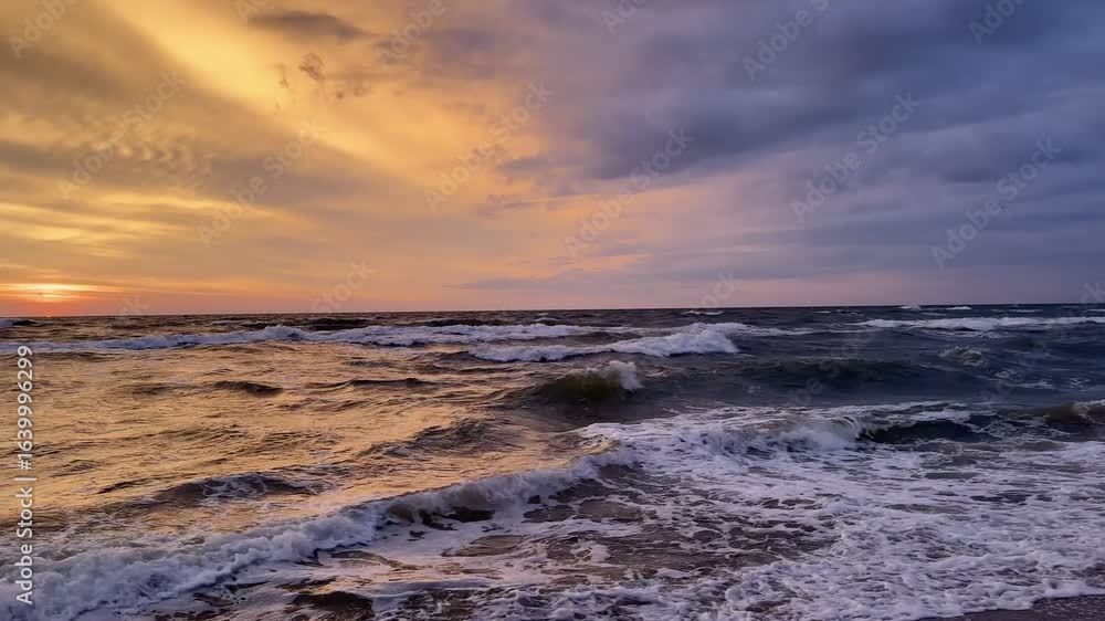 Romantyczny zachód słońca nad morzem, pomarańczowy, ognisty zachód, morska plaża, chmury, szum fal, wzburzone morze. 4k. Romantyczny zachód słońca nad morzem, pomarańczowy, ognisty zachód, morska plaża, chmury, szum fal, wzburzone morze. 4k.