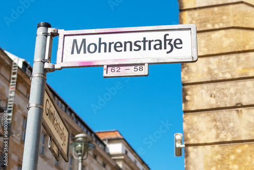 Straßenschild Mohrenstraße in Berlin-Mitte, Nahaufnahme. Historischer Straßenname, aktuell im Zentrum von Debatten um Umbenennung.