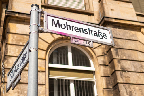 Straßenschild Mohrenstraße in Berlin-Mitte, Nahaufnahme. Historischer Straßenname, aktuell im Zentrum von Debatten um Umbenennung.