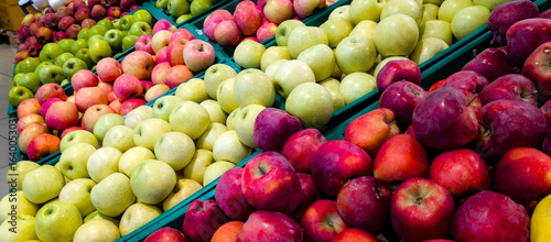 Bilde på lerret Fresh apples in a vibrant market display showcasing a variety of colors and type