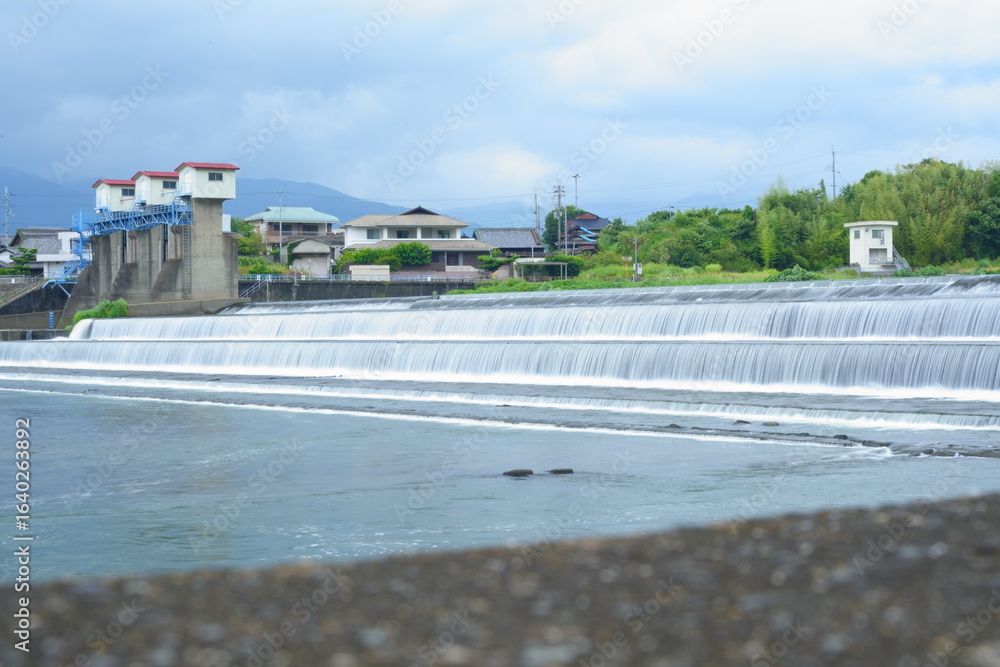 Obraz premium 和歌山県紀ノ川の堰を落ちる穏やかな水の流れ