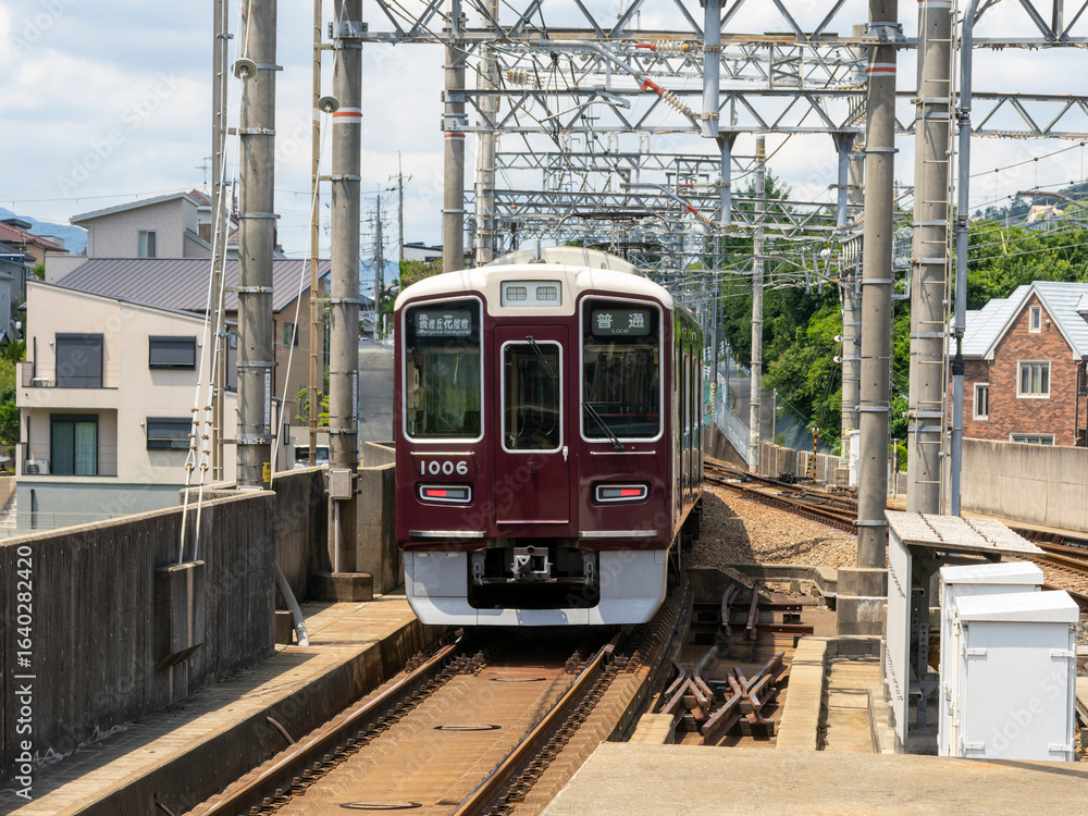 Obraz premium 阪急川西能勢口駅を出発した雲雀丘花屋敷行き普通電車