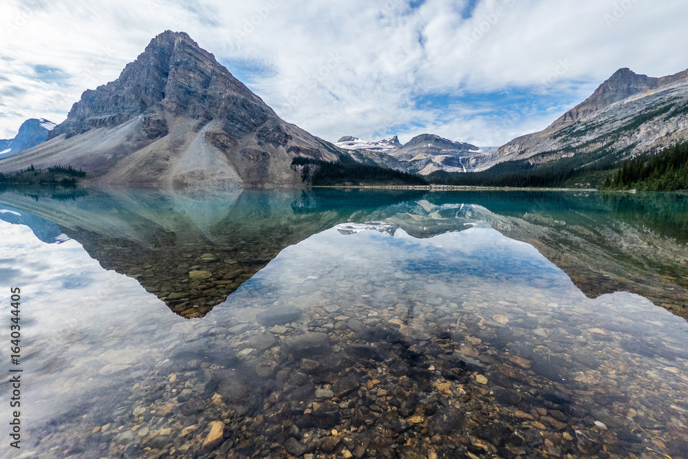Fototapeta premium Crystal clear Bow Lake reflecting rugged mountains in Banff National Park