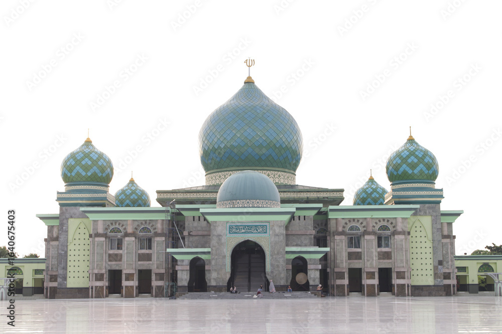 Obraz premium Pekanbaru, Riau, Indonesia. Aug 9, 2025. An-Nur Great Mosque captured in afternoon with its iconic green-blue domes and Islamic architecture design. A landmark for worship and tourism.