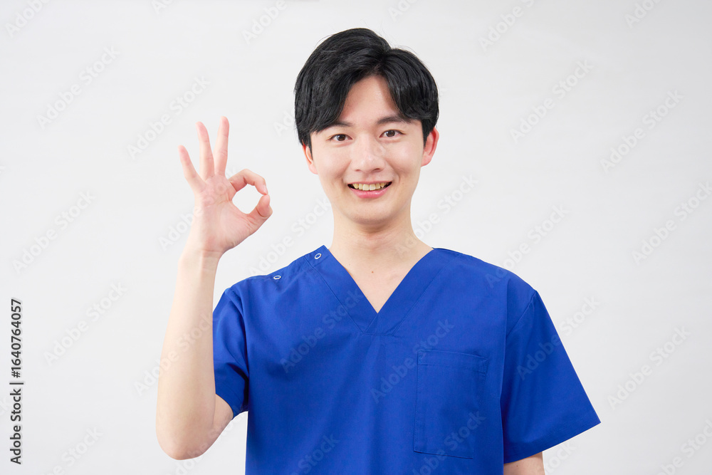 医者・看護師・歯科医師・介護士 男性 OKサイン 白背景 医者・看護師・歯科医師・介護士 男性 OKサイン 白背景