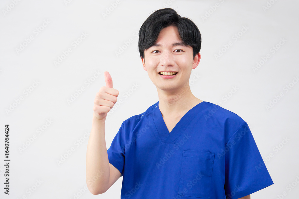 医者・看護師・歯科医師・介護士 男性 グッドサイン 白背景 医者・看護師・歯科医師・介護士 男性 グッドサイン 白背景