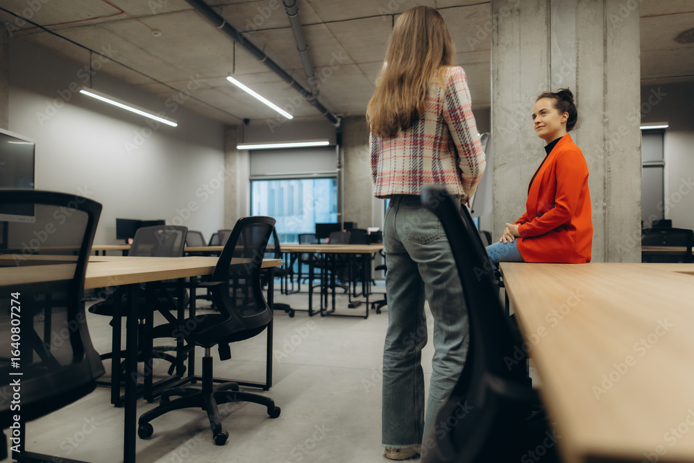 Naklejka premium Colleagues Collaborating in Modern Office Space with Casual and Relaxed Atmosphere