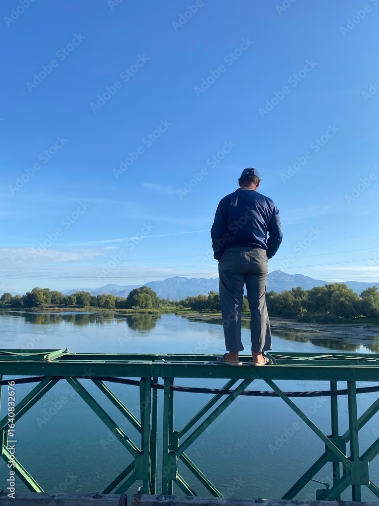 Naklejka premium man looking at the river 