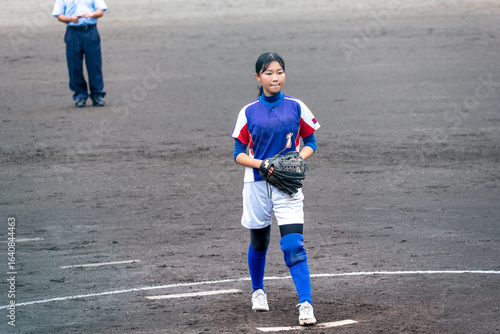 部活でピッチャーをする中学生の女子