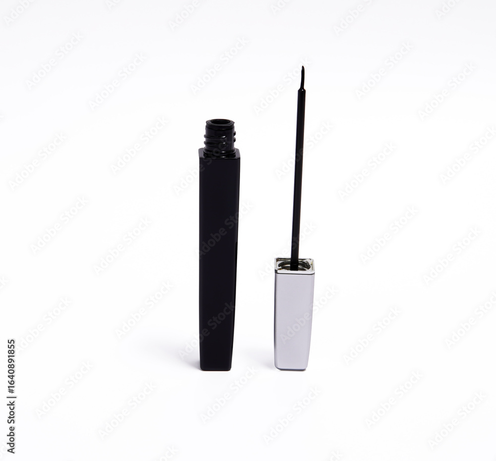 Obraz premium A sleek black eyeliner tube with a silver cap, featuring a thin applicator brush.
