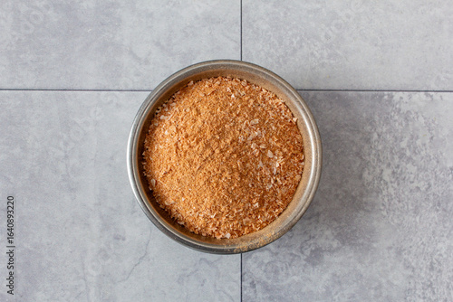 Foto A top down view of a condiment cup of powdered shrimp.