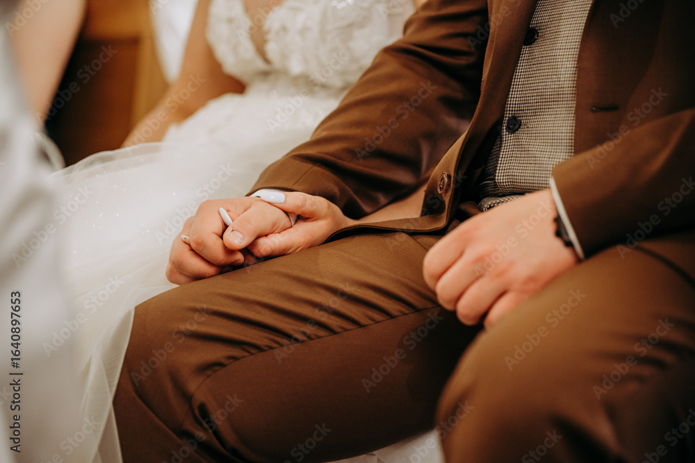 Fototapeta premium Para młoda trzyma się za ręce