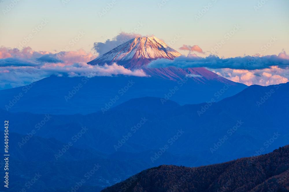 Fototapeta premium 夕暮れの富士山 山梨県南アルプス市丸山林道にて