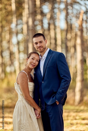 Fotografie Elegant Couple Posing in Nature During a Pleasant Autumn Afternoon