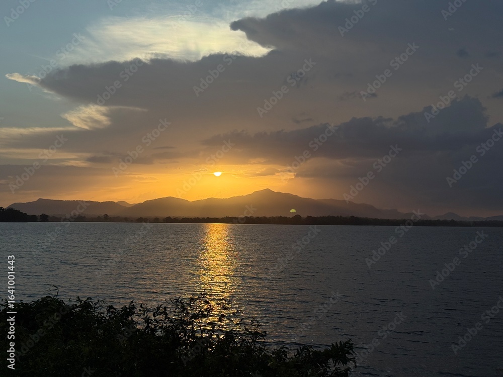 Obraz premium sunset over the Lake