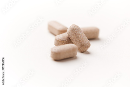 Foto Lion’s mane mushrooms tablets that have beneficial effects on the body, especially the brain, heart, and intestines