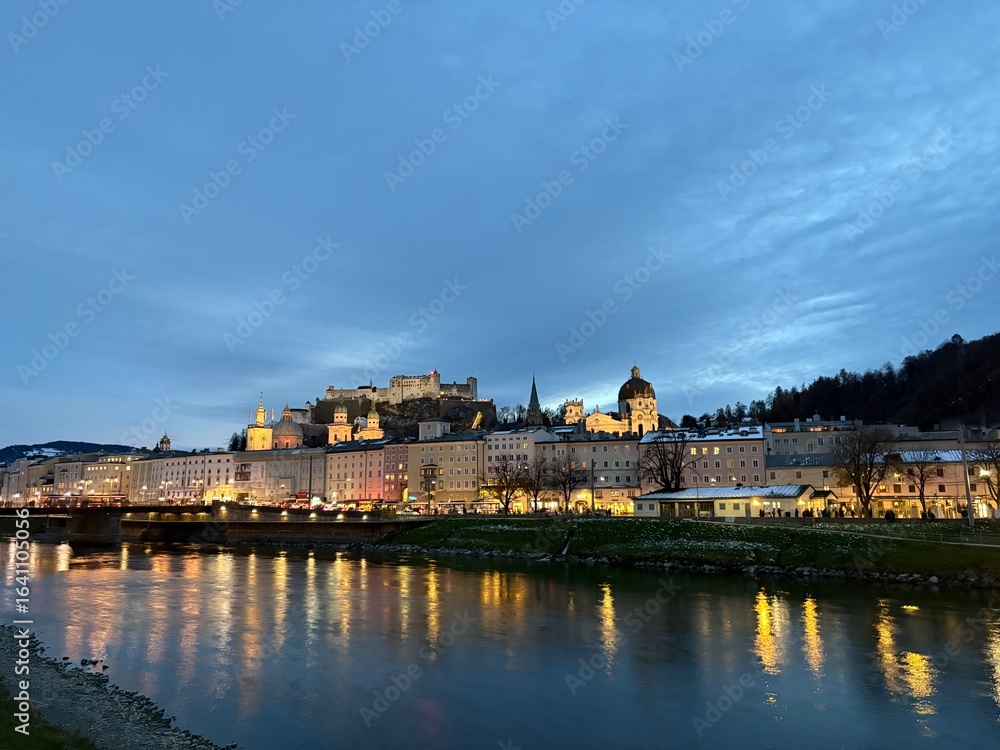 Obraz premium Salzburg at Dusk with Festive Christmas Market Lights Along the River 