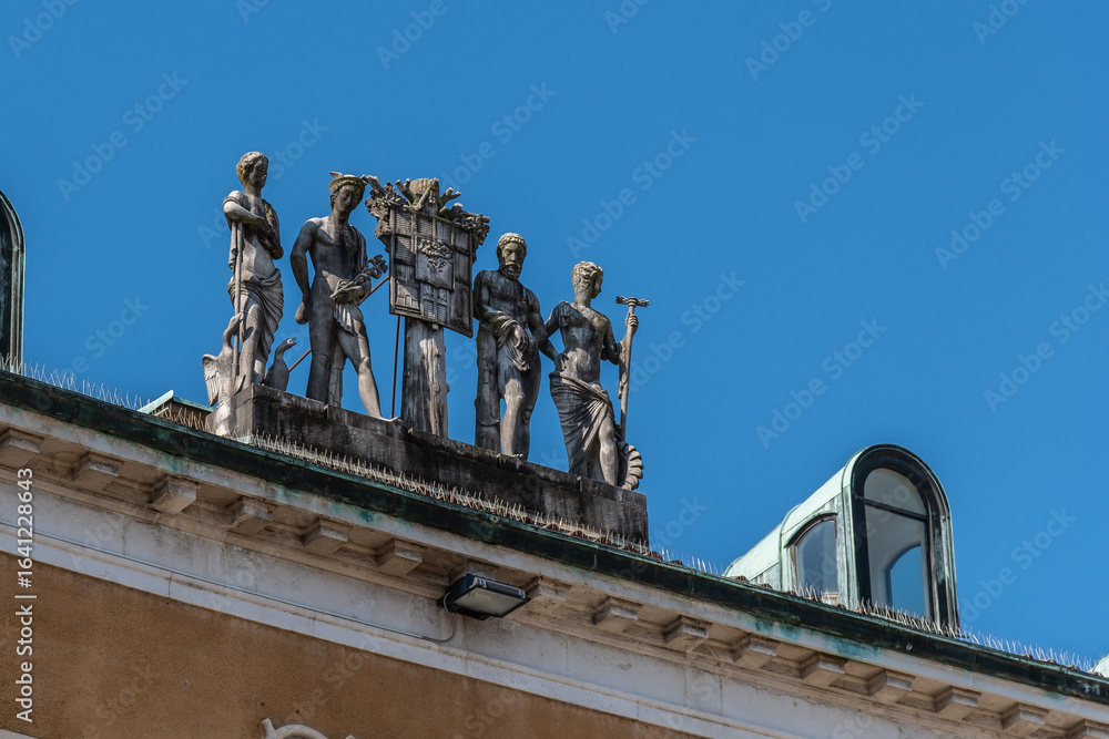 Obraz premium Historische Dachskulpturen mit Stadtwappen in Belluno