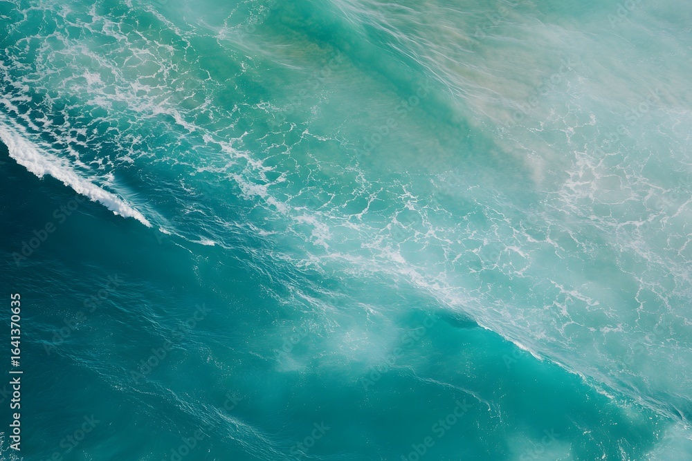 Obraz premium High-angle view of ocean waves forming lines, clear water tone, clean aerial texture
