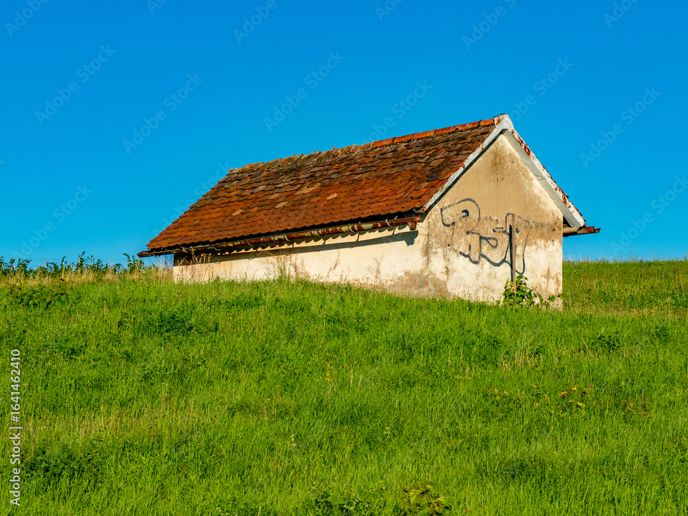 Obraz premium Landwirtschaftliches Gebäude außerhalb im Feld