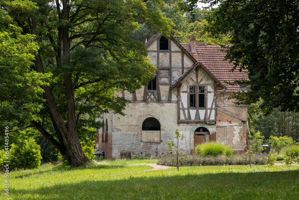 Obraz premium Verfallene Villa in einem Park