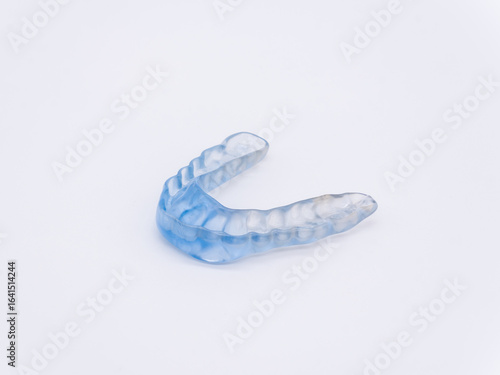 фотографія Close-up of a transparent custom-made dental night guard or mouthguard, offering