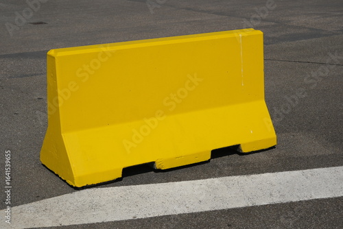 Bild auf Leinwand Betonblock Barrikade, Betonsperre auf Straße, Betonbarriere zur Hinderung von de