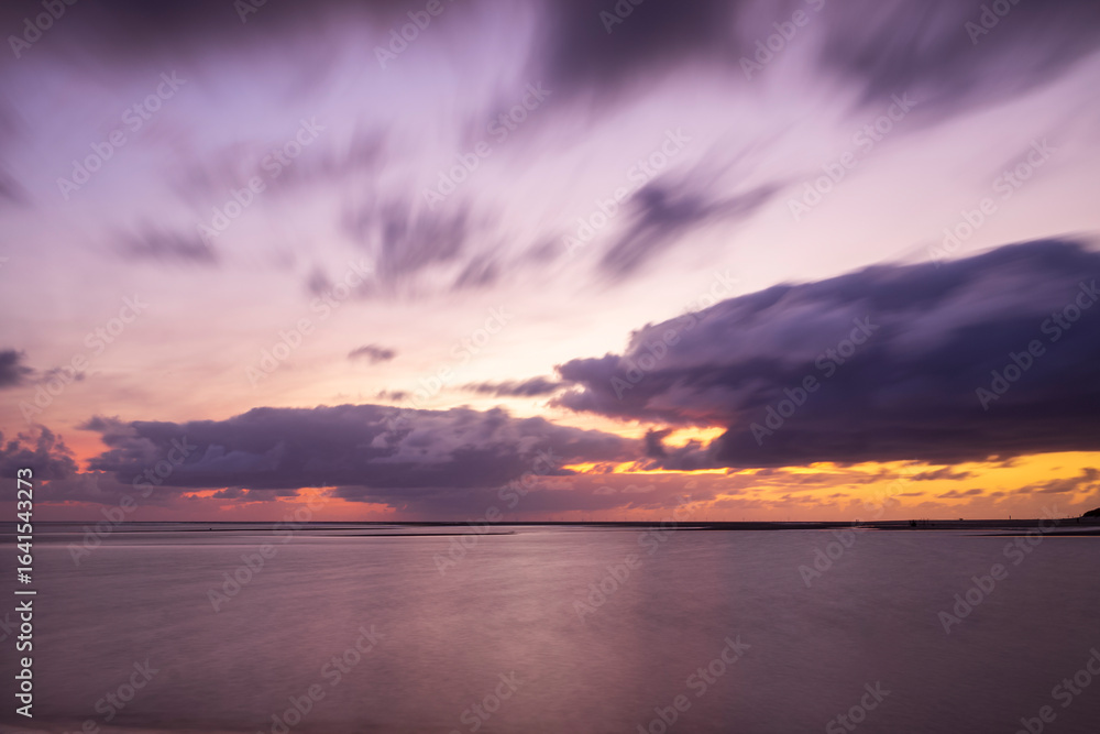 Obraz premium long exposure of a sunset over the sea