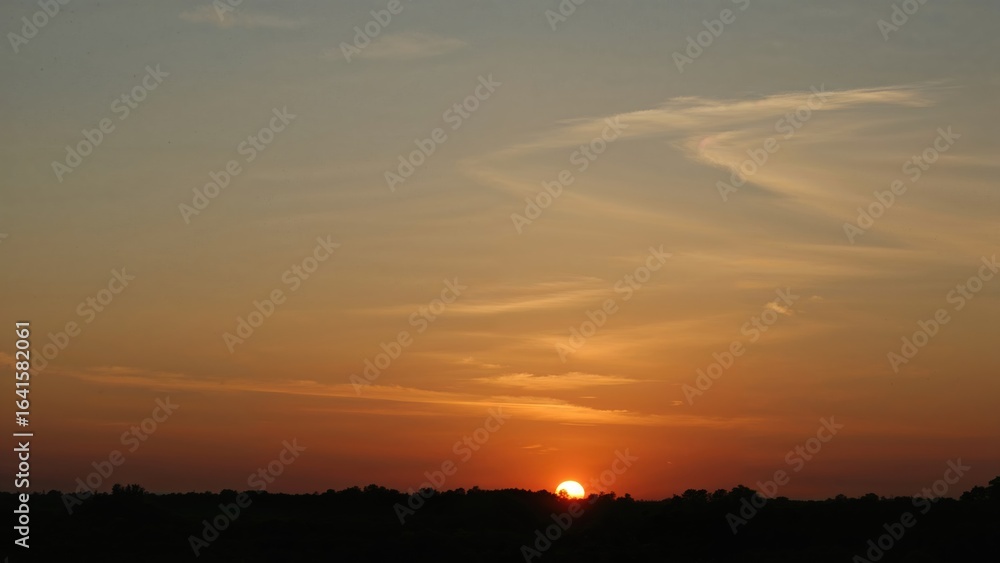 Fototapeta premium Stunning sunset with vibrant yellow hues in the evening sky
