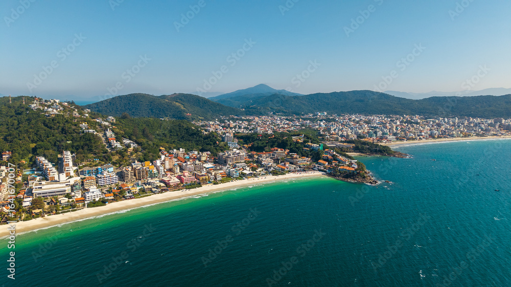 Obraz premium Aerial view of Bombinhas beach, Ribeiro beach, and Bombas in Santa Catarina, Brazil.