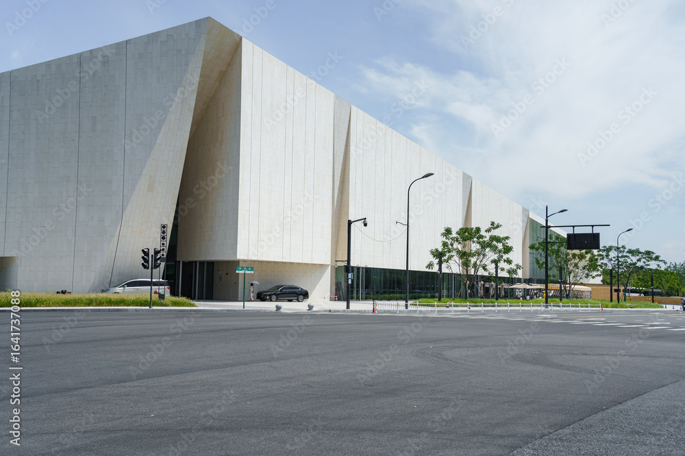 Obraz premium enpty asphalt road with modern office building