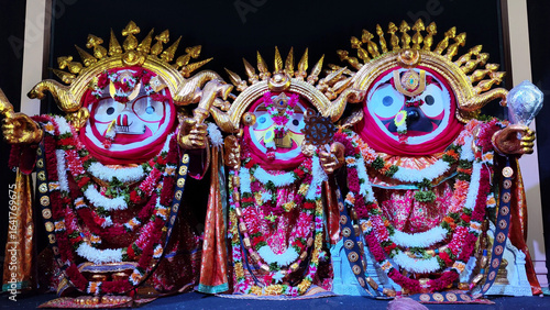 Принти на полотні Rajadhiraj Besha, or Suna Besha, on special days like Aashada Shukla Ekadashi, adorns Lord Jagannath in gold ornaments, symbolizing majesty, prosperity, and divinity
