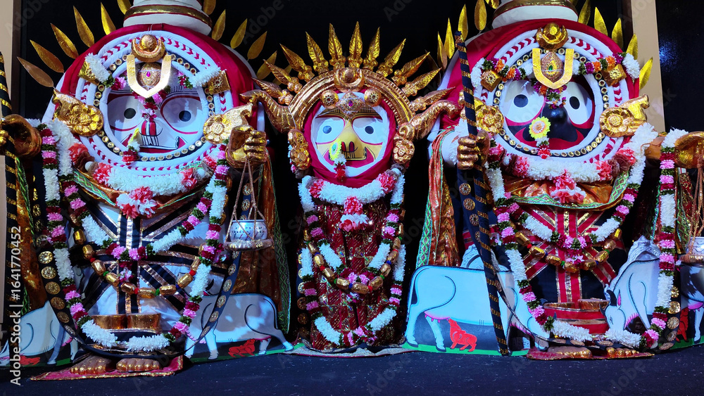 Obraz premium Banabhoji Besha, on Bhadrab Krushna, depicts Lord Jagannath enjoying a forest picnic as Krishna, symbolizing joy, nature’s beauty, and divine companionship.