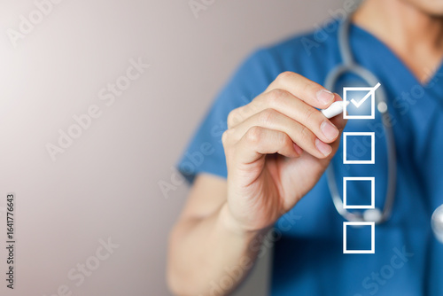 Foto close up young general practitioner hand use stylus pen to check box on medical