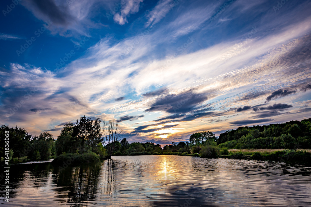 Obraz premium Sunset on a pond in Santeny, france