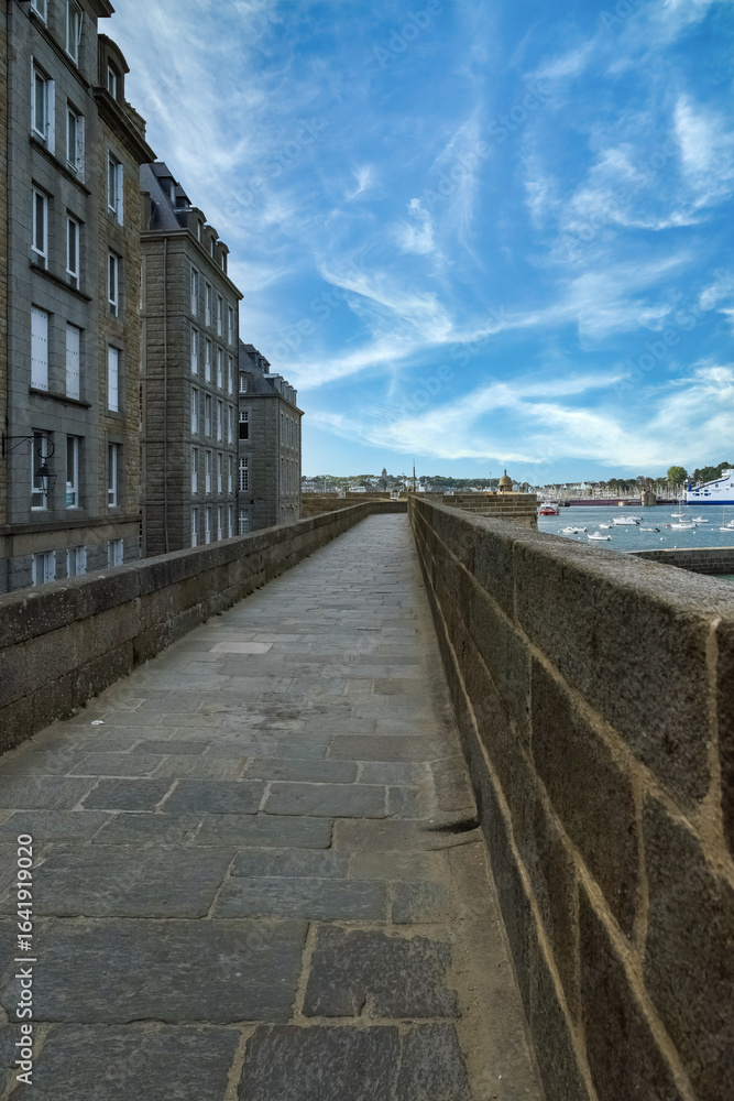 Fototapeta premium Saint-Malo, beautiful city in Brittany, old houses on the ramparts 