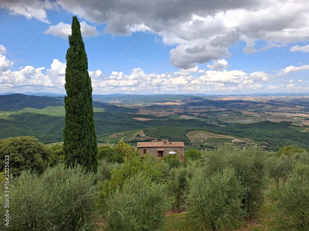 Obraz premium aerial view of a tuscan landscape