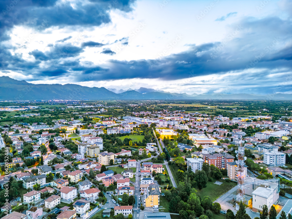 Fototapeta premium Vista aérea da cidade de Pordenone, Itália em uma noite de verão com seus prédios, casas e comércio.