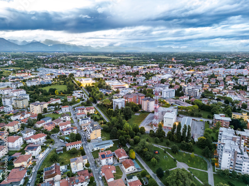 Vista aérea da cidade de Pordenone, Itália em uma noite de verão com seus prédios, casas e comércio.