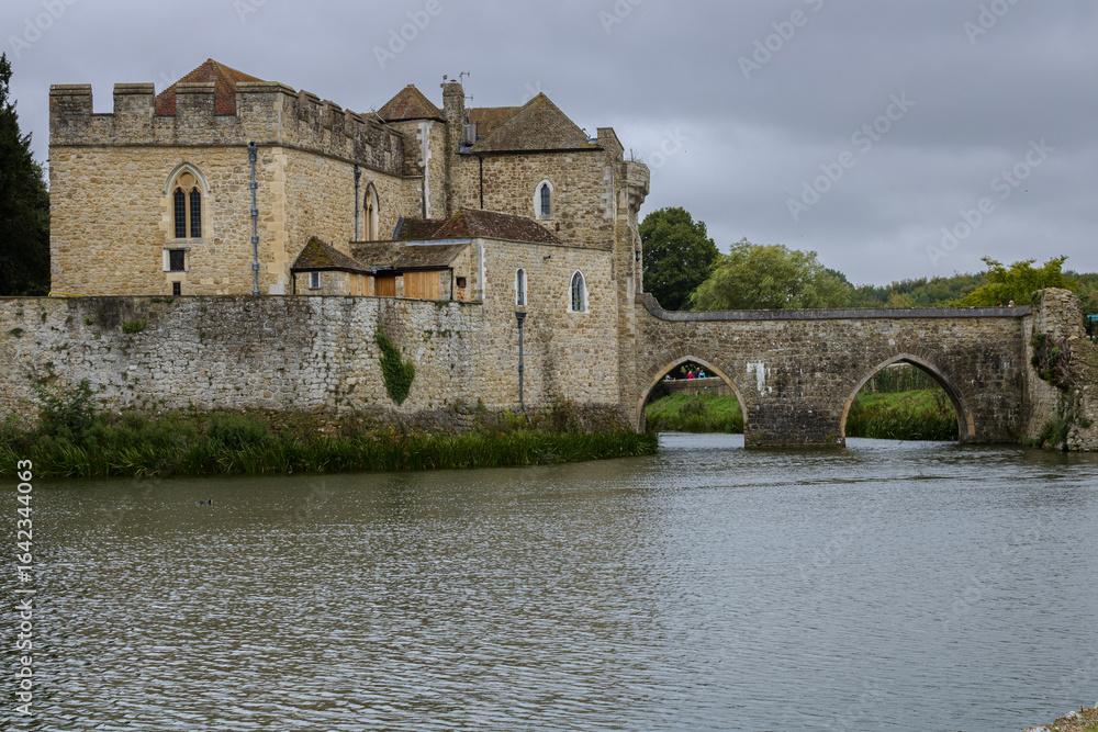 Obraz premium Historic buildings and bridge at Leeds Castle, Kent, UK
