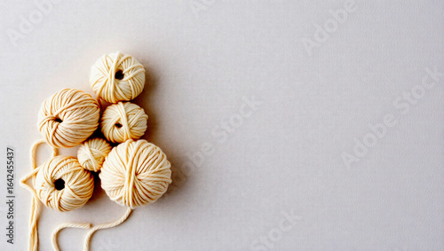 High-Resolution Top View of White and Beige Yarn on Linen Background – Minimalist Corner Composition with Soft Lighting and Empty Space