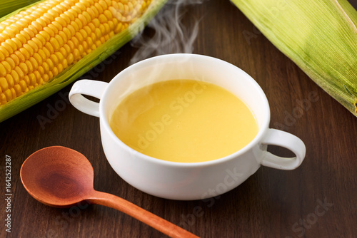 コーンスープと新鮮なとうもろこし　Corn Soup and Fresh Sweet Corn