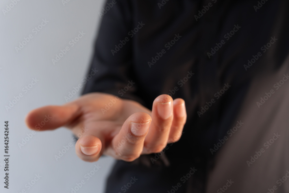 Obraz premium Person's hand with the palm facing up, showing or offering something