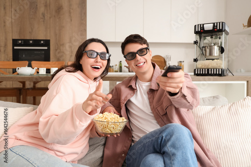 Cute couple with fresh popc...